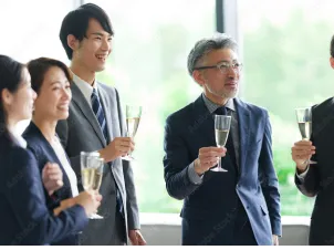 乾杯する参加者たちのイメージ（ボロリッチ・サミット）